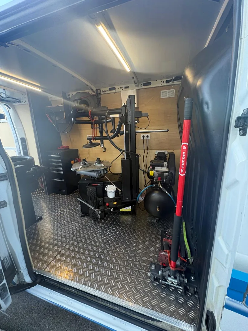 Intérieur du camion Saf AUTOPNEUS : démonte-pneus, équilibreuse, compresseur et cric professionnel